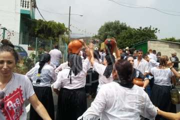  Baño de autoridades en las bodas de oro de la Traída del Agua (Foto TA)